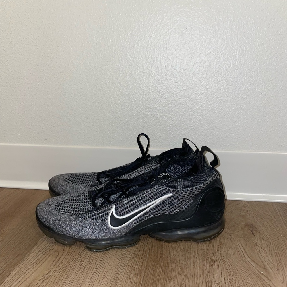 Nike Men's Black and Gray Athletic Sneakers